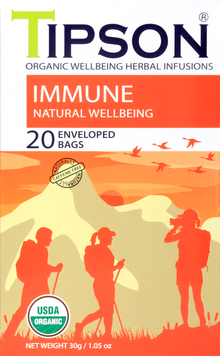 Zbliżenie na front pudełka herbaty Tipson Immune Natural Wellbeing z napisem Organic Wellbeing Herbal Infusions.