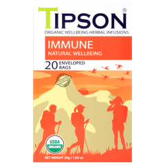 Zbliżenie na front pudełka herbaty Tipson Immune Natural Wellbeing z napisem Organic Wellbeing Herbal Infusions.
