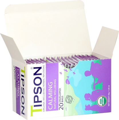 Otwarte pudełko herbaty Tipson Calming Natural Wellbeing z widocznymi saszetkami.
