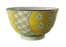 Ceramiczna czarka Chawan o pojemności 300 ml w żółtym kolorze, zdobiona subtelnym kwiatowym wzorem.