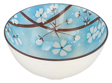 Ceramiczna czarka japońska o pojemności 280 ml w kolorze niebieskim, zdobiona motywem kwiatów wiśni.