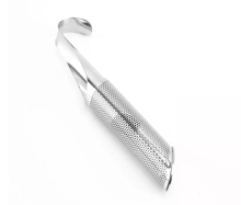 Zbliżenie na stalowy zaparzacz do herbaty w nowoczesnym kształcie.