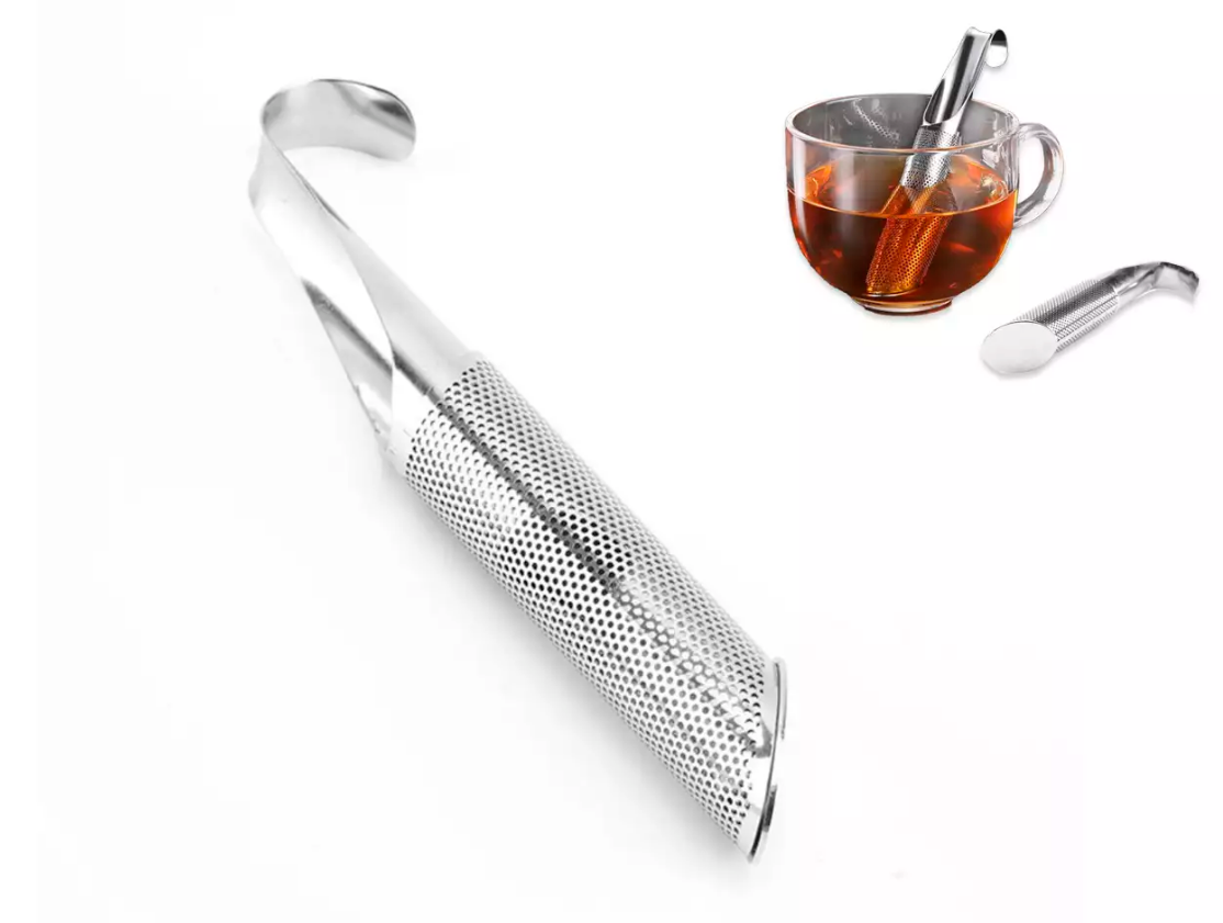 Metalowy zaparzacz do herbaty w szklance z naparem.