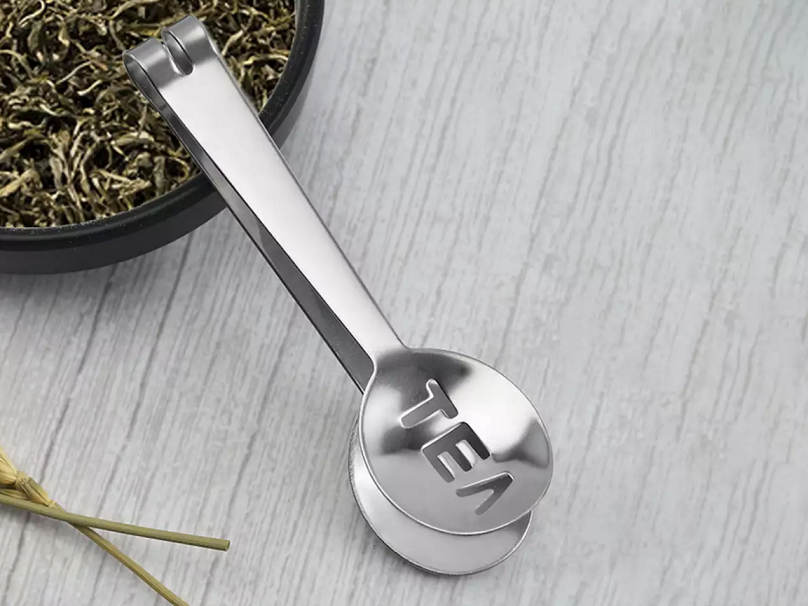 Metalowe szczypce do wyciskania herbaty ze stali nierdzewnej – widok z przodu.