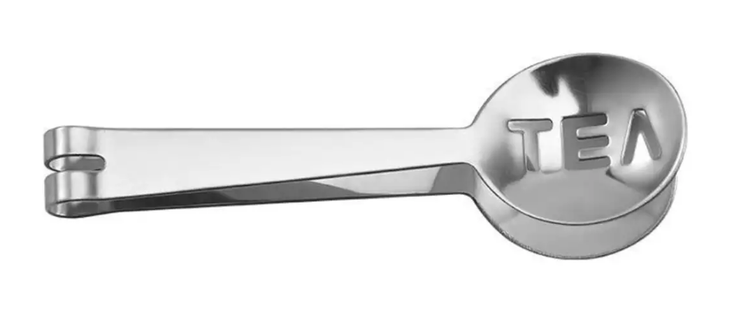 Szczypce stalowe do herbaty z grawerowanym napisem TEA – widok z góry.