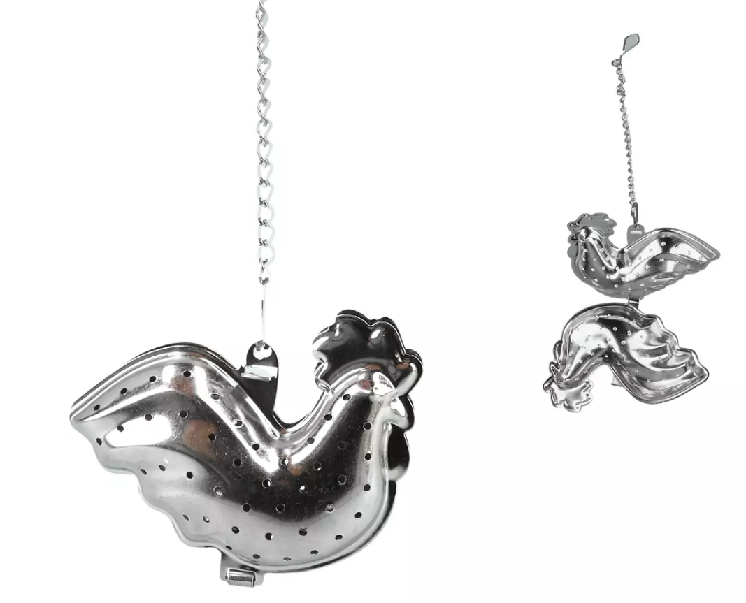 Zaparzacz do herbaty kogut – widok otwartego i zamkniętego zaparzacza z detalami perforacji.