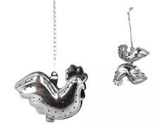 Zaparzacz do herbaty kogut – widok otwartego i zamkniętego zaparzacza z detalami perforacji.