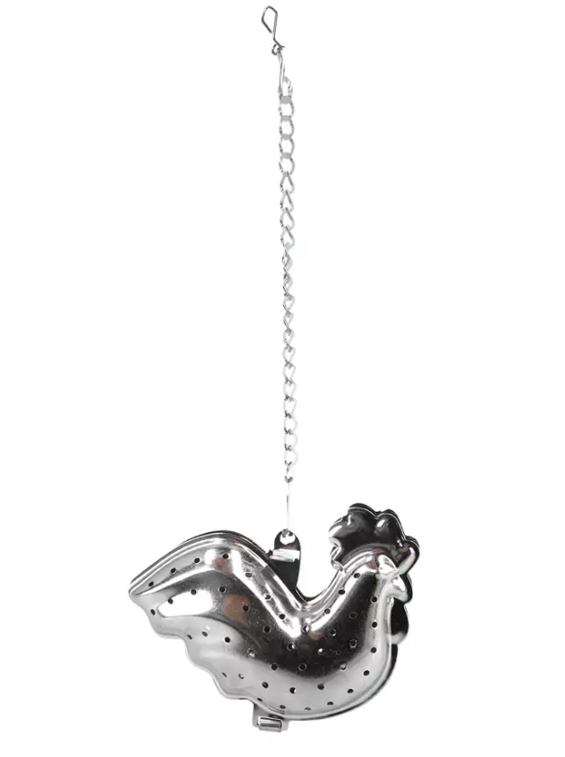 Metalowy zaparzacz do herbaty w kształcie koguta z łańcuszkiem do zawieszenia.