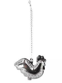 Metalowy zaparzacz do herbaty w kształcie koguta z łańcuszkiem do zawieszenia.