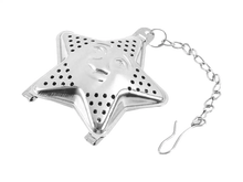 Stalowy zaparzacz do herbaty gwiazdka Carmani z łańcuszkiem na białym tle