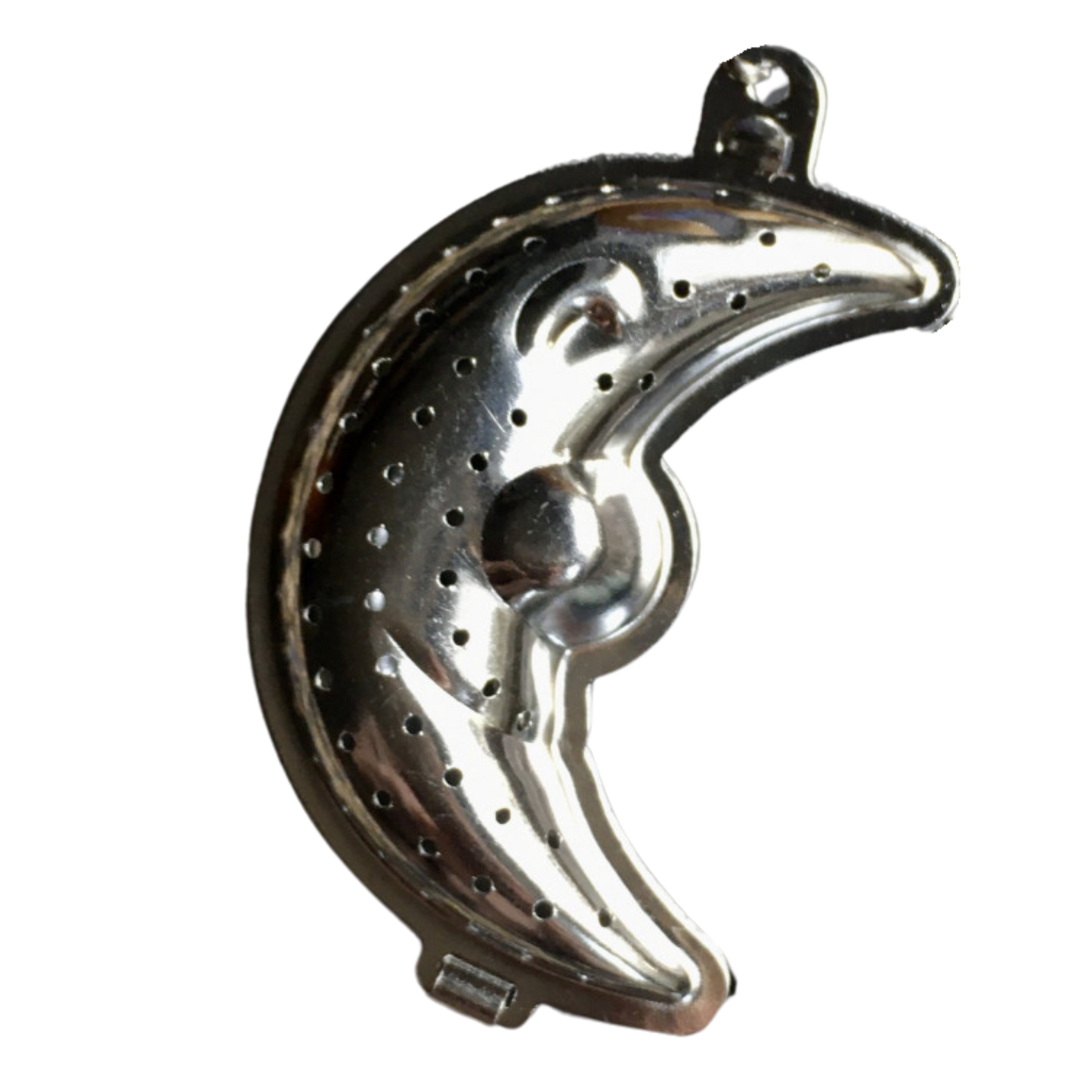 Metalowy zaparzacz do herbaty i ziół w kształcie półksiężyca z perforacją.