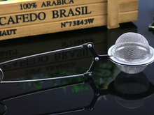 Metalowa kulka zaparzacz Carmani na czarnym stole