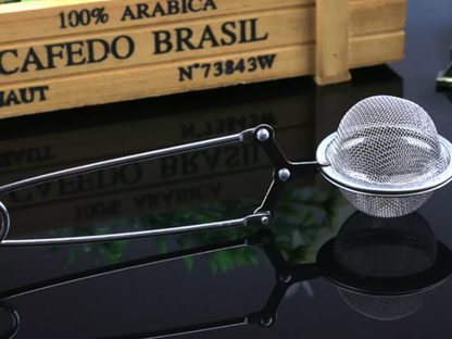 Metalowa kulka zaparzacz Carmani na czarnym stole