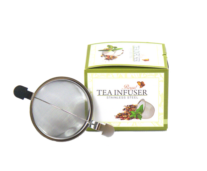 Zaparzacz do herbaty Carmani o średnicy 8,5 cm z metalową siatką i uchwytami, na tle pudełka.