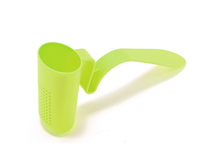 Zielony zaparzacz do herbaty i ziół w formie łyżeczki silikonowej.