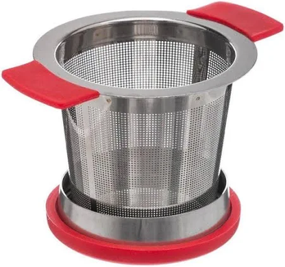 Zaparzacz do herbaty ze stali nierdzewnej z czerwonymi silikonowymi uchwytami, przykrywką i podstawką.