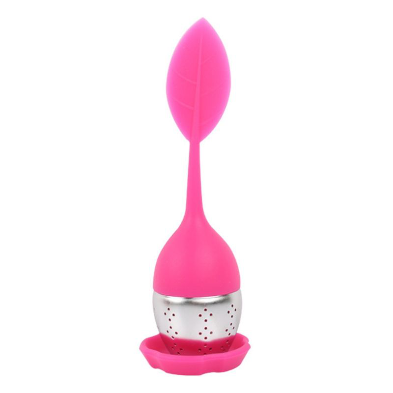 Zaparzacz do herbaty jajko Różowy Listek stojący na różowej podstawce.