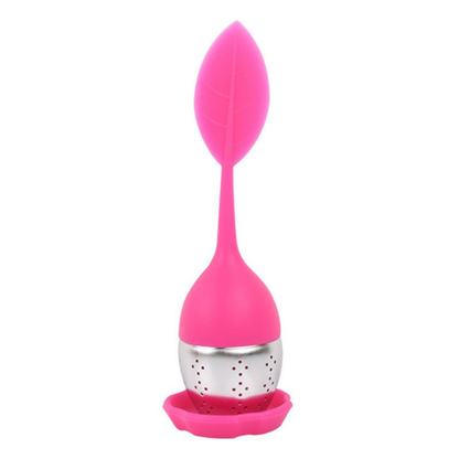 Zaparzacz do herbaty jajko Różowy Listek stojący na różowej podstawce.