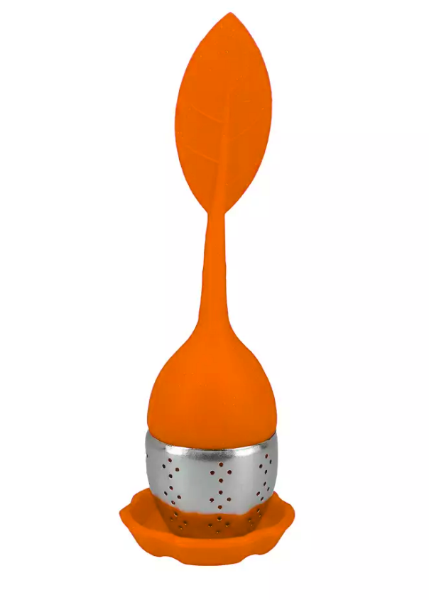 Silikonowy zaparzacz do herbaty w kształcie jajka ze stalowym sitkiem i uchwytem w formie pomarańczowego listka na podstawce.