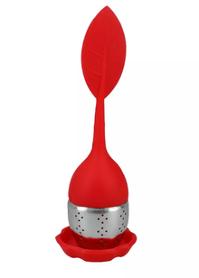 Zaparzacz do herbaty w kształcie jajka z czerwonym silikonowym listkiem i podstawką Carmani.