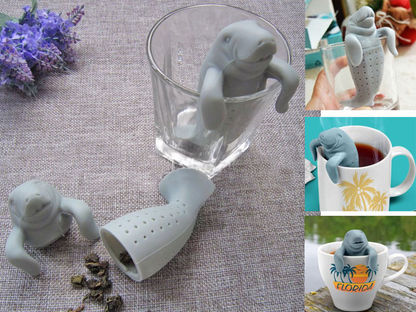 Zaparzacz mors szary umieszczony na brzegu szklanki z herbatą.