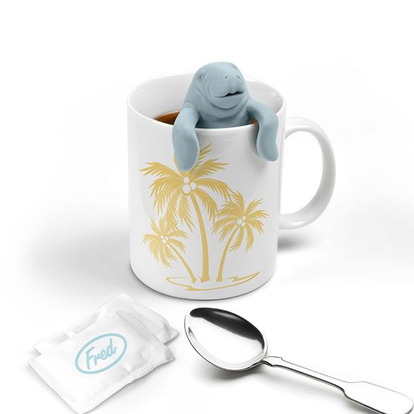 Silikonowy zaparzacz do herbaty i ziół w kształcie szarego morsa zanurzonego w kubku.