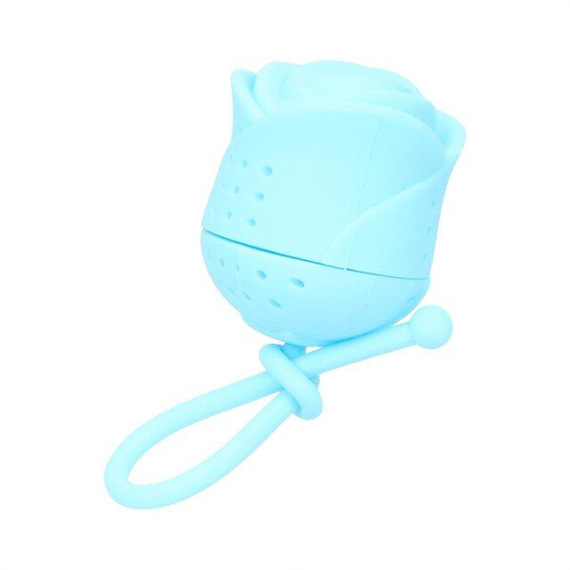 Niebieski silikonowy zaparzacz do herbaty w kształcie róży z elastycznym uchwytem.