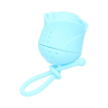 Niebieski silikonowy zaparzacz do herbaty w kształcie róży z elastycznym uchwytem.