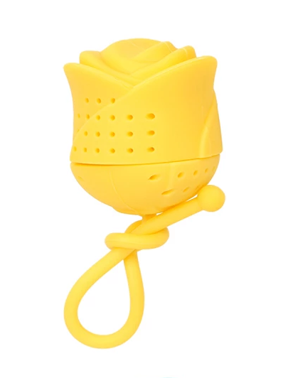 Zaparzacz do herbaty silikonowy w kształcie żółtej róży z elastycznym uchwytem.