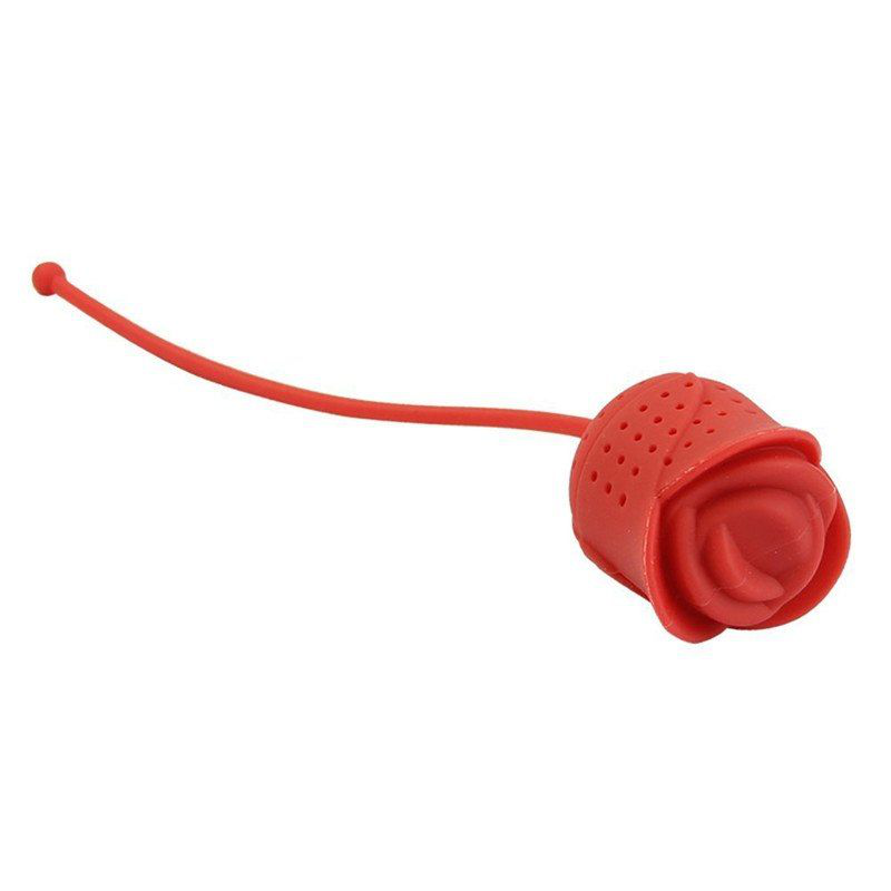 Zaparzacz do herbaty w kształcie czerwonej róży z długim uchwytem.