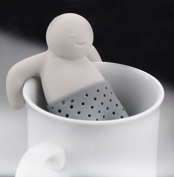 Zaparzacz Mr. Tea w kształcie człowieczka relaksującego się na brzegu filiżanki.