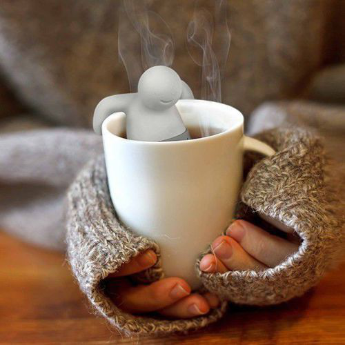 Mr. Tea zaparzacz zanurzony w kubku z gorącą herbatą.