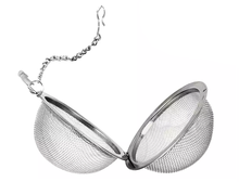 Otwarty zaparzacz kulka z drobną siatką do parzenia herbaty i ziół.