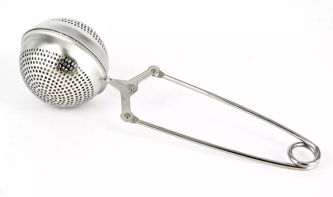 Metalowy zaparzacz do herbaty w kształcie kuli o średnicy 5 cm ze szczypcami.