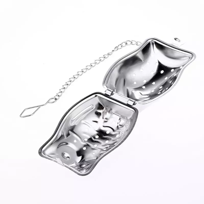 Metalowy zaparzacz sowa otwarty – widok wnętrza z perforacją.