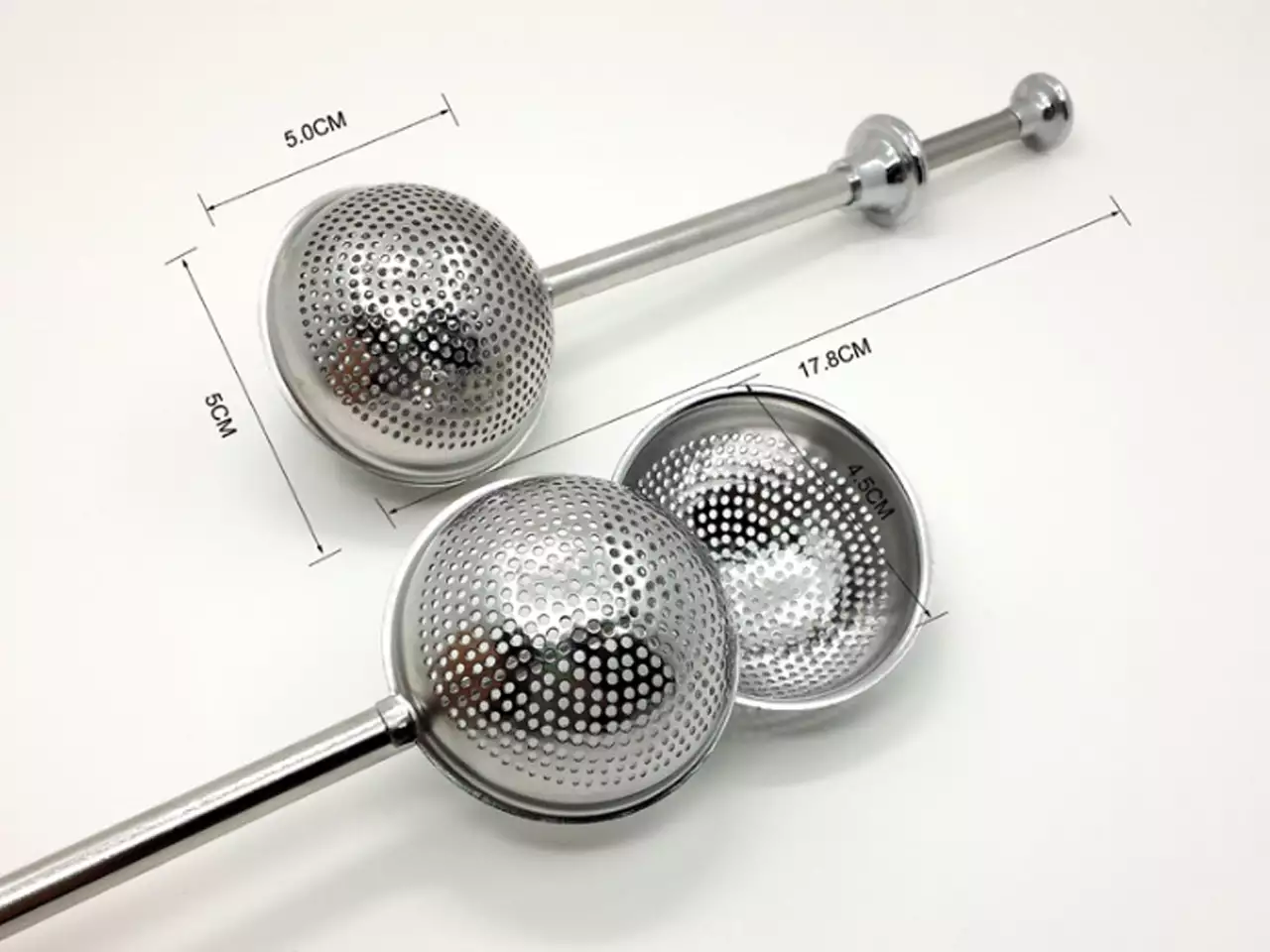 Zaparzacz kulka stalowa z wymiarami 5 cm średnicy i 17,8 cm długości.
