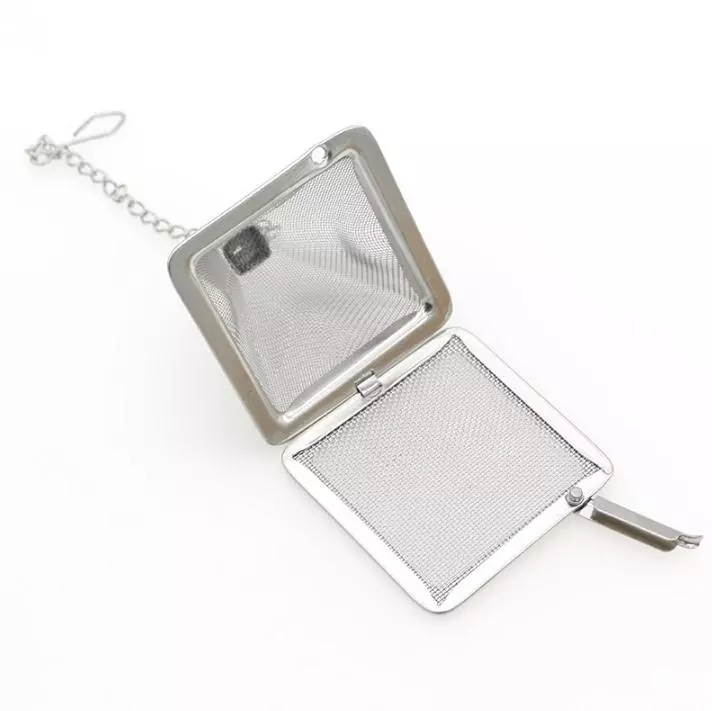 Zaparzacz do herbaty w formie piramidki otwarty, z drobną metalową siatką i łańcuszkiem.