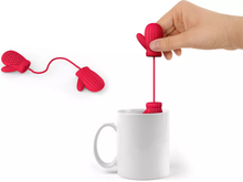 Silikonowy zaparzacz do herbaty w kształcie czerwonych rękawiczek w kubku
