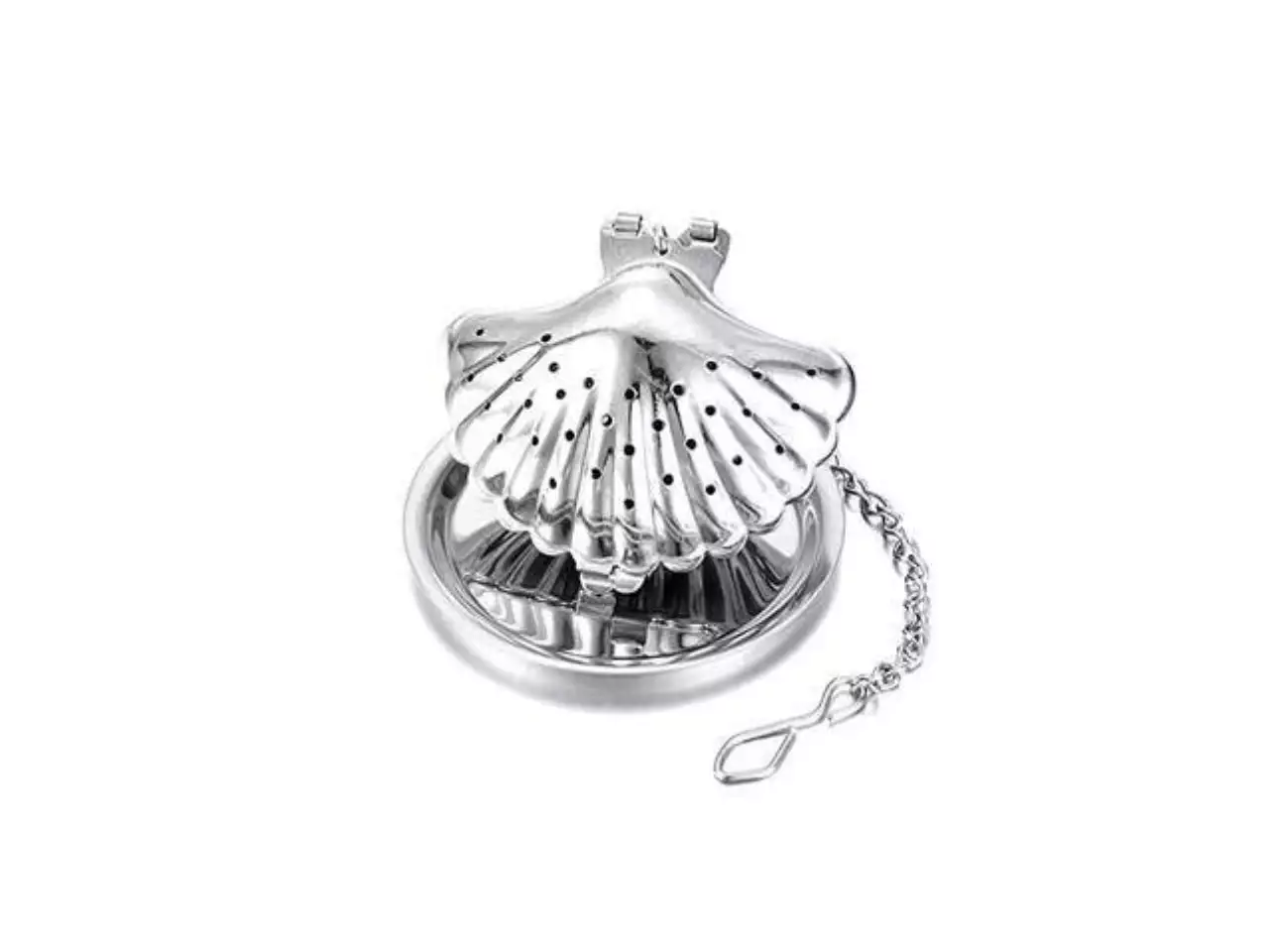 Stalowy zaparzacz do herbaty w kształcie muszelki na podstawce.