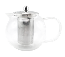 Dzbanek szklany z dużym stalowym zaparzaczem i metalową pokrywką.