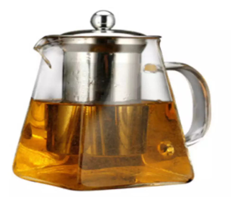 Dzbanek szklany o pojemności 750 ml z metalowym zaparzaczem i pokrywką.