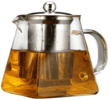 Szklany dzbanek o pojemności 950 ml z metalowym zaparzaczem i pokrywką, wypełniony herbatą