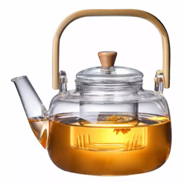 Szklany dzbanek 1000 ml z zaparzaczem i drewnianą rączką, wypełniony herbatą.