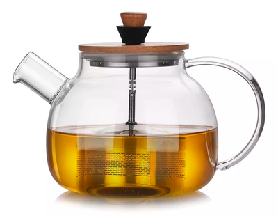 Szklany dzbanek o pojemności 1000 ml z metalowym zaparzaczem i drewnianą pokrywką, wypełniony herbatą.