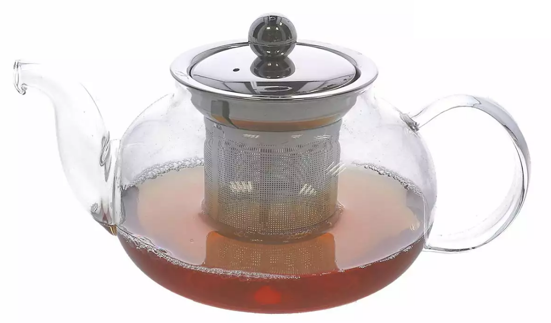 Szklany czajnik z metalowym zaparzaczem i pokrywką, wypełniony herbatą.