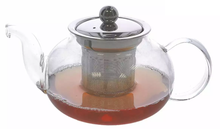 Szklany czajnik z metalowym zaparzaczem i pokrywką, wypełniony herbatą.