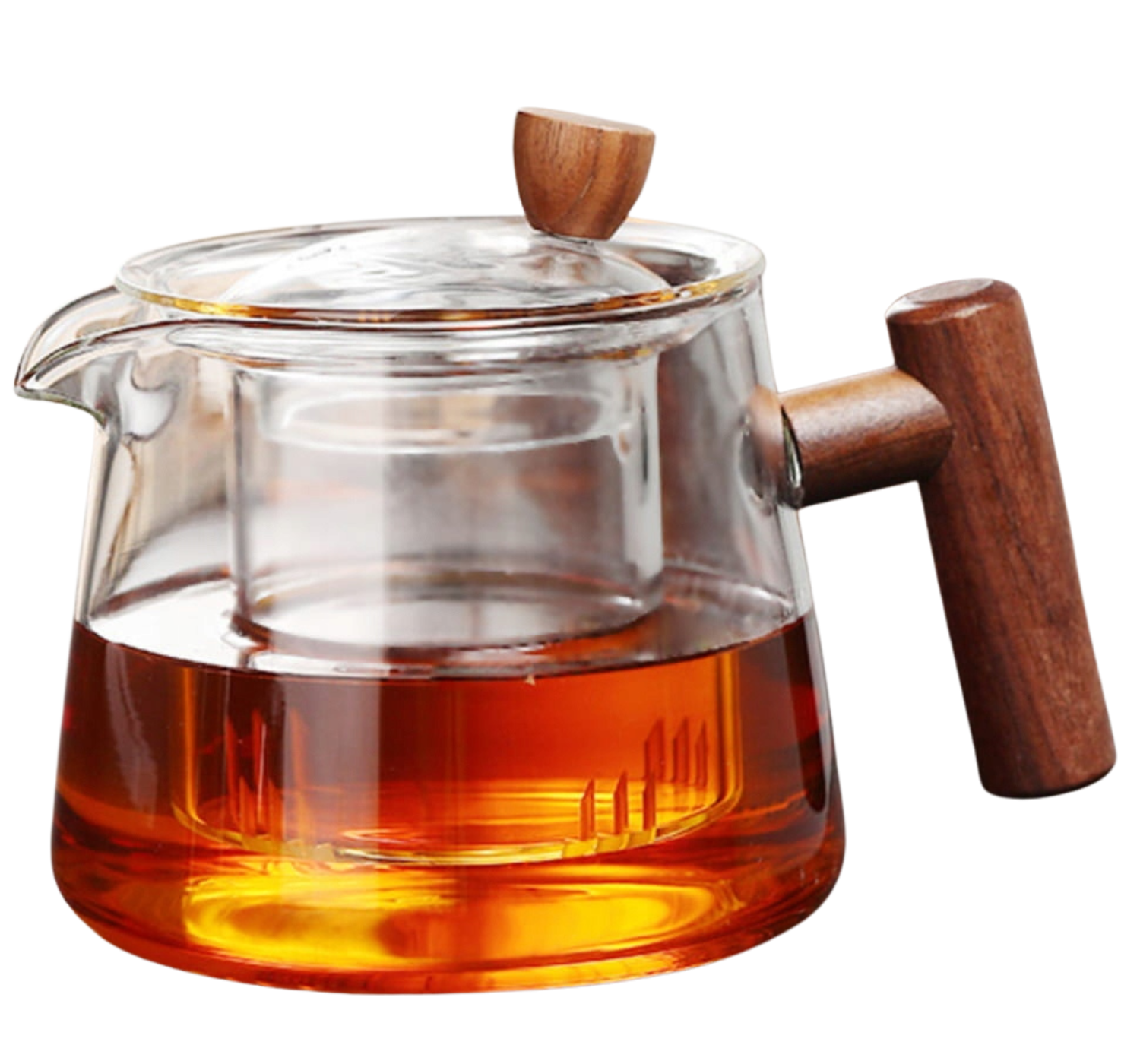 Szklany czajnik z zaparzaczem i drewnianym uchwytem wypełniony herbatą.