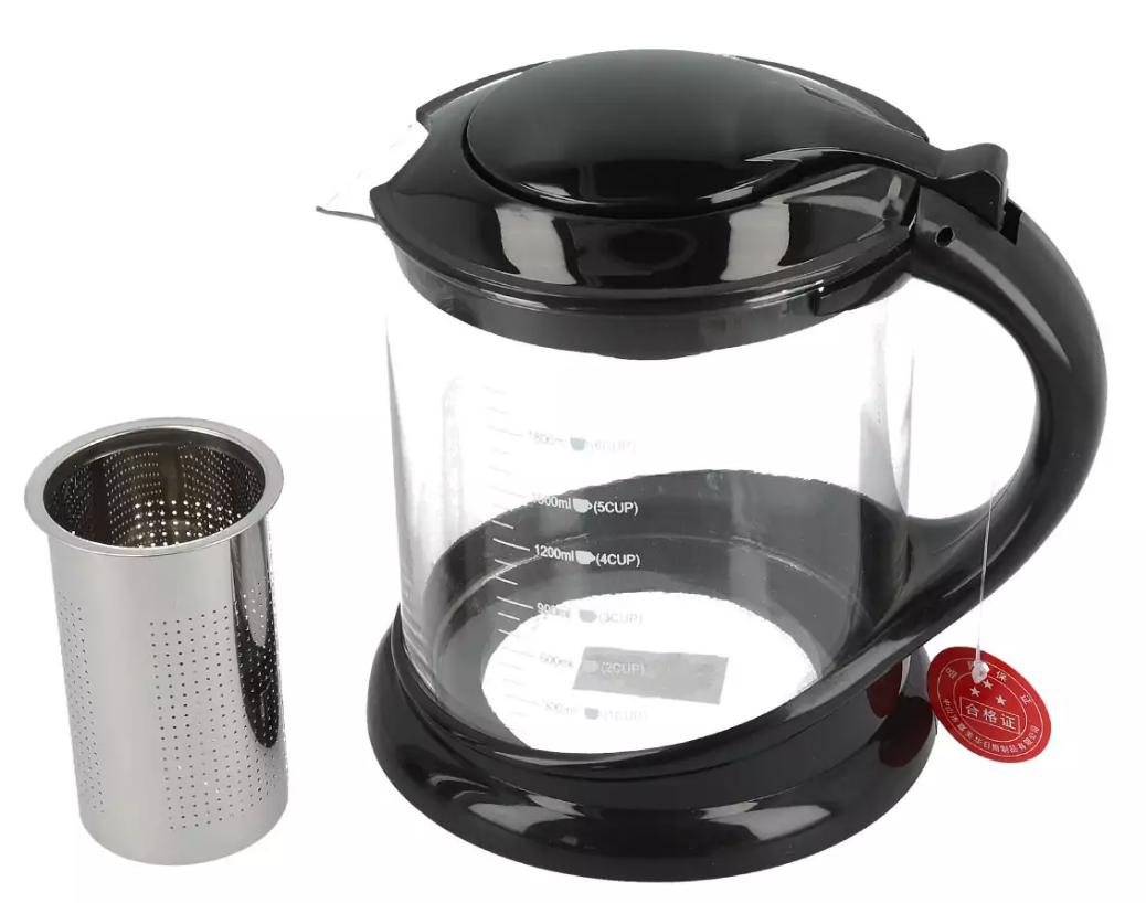 Szklany dzbanek 1800 ml z czarną pokrywką i stalowym zaparzaczem obok naczynia.