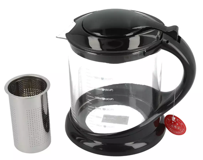 Szklany dzbanek 1800 ml z czarną pokrywką i stalowym zaparzaczem obok naczynia.