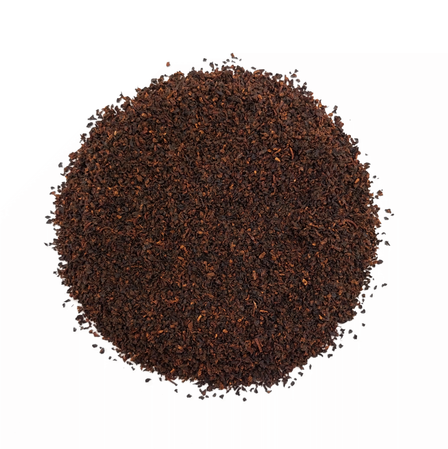 Liście czarnej herbaty cejlońskiej Kingsleaf English Breakfast widoczne z bliska.